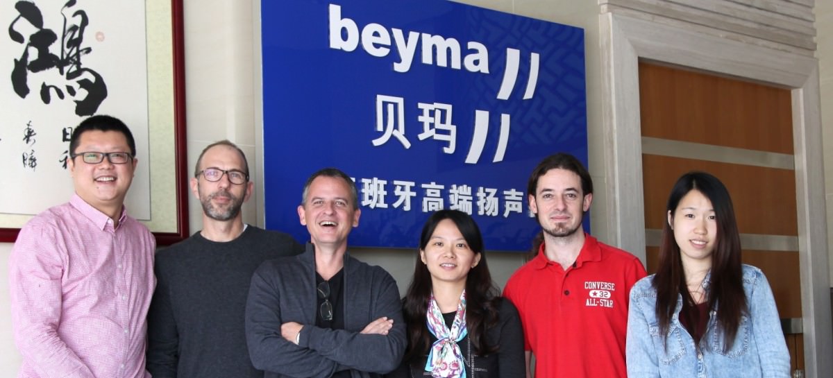 De izquierda a derecha en la foto – Bruce Wei (partner logístico), José Masip (presidente), Espartaco Saez (director comercial), Lily Xiao (gerente Beyma China), Nacho Botella (ingeniero acústico Beyma China) y Macy (asistente de ventas Beyma China).