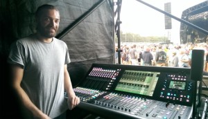 Johnny Kierle con la consola SSL Live en WOMAD 2014
