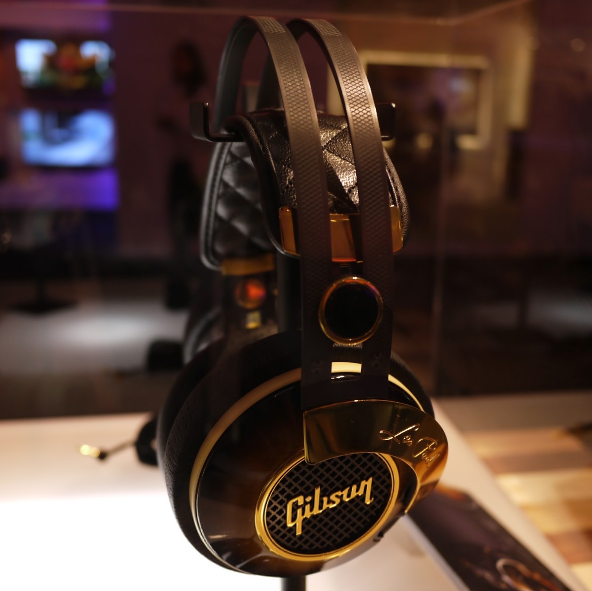 Gibson-Les-Paul-Standard-Headphones-3