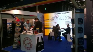 Clientes visitando el stand de Tasker en ISE 2016