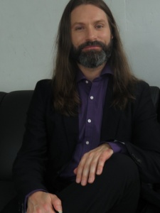 Denno sonriendo para la cámara