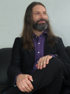 Scott durante la entrevista