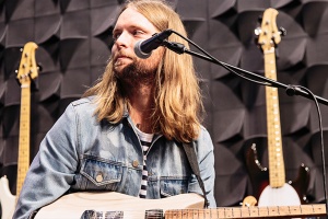 James Valentine con su modelo signature "Valentine"