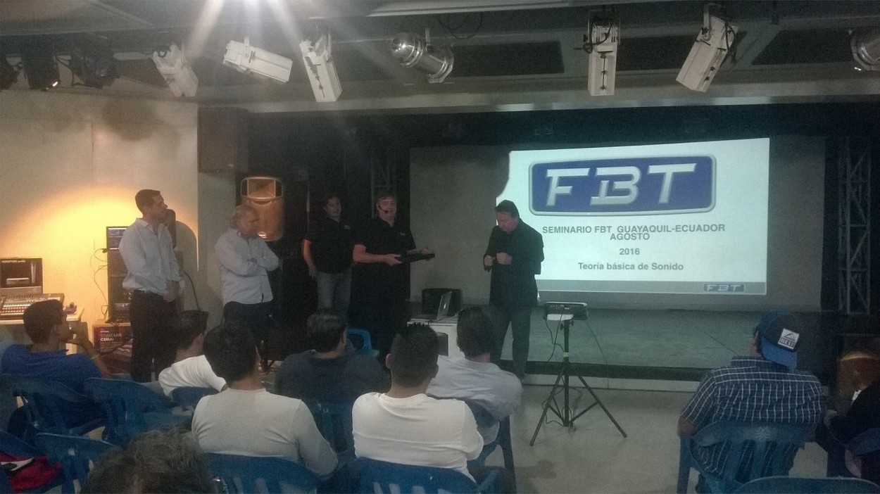 Staff de Más Músika y FBT abriendo la presentación